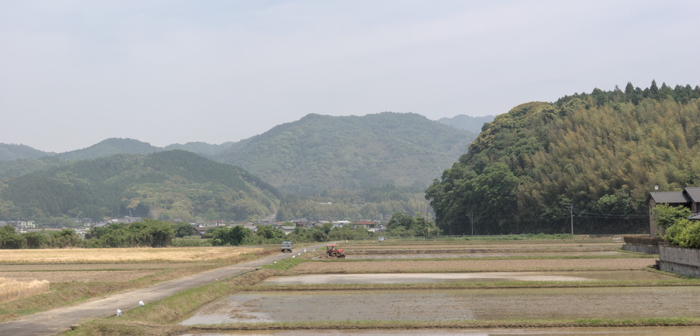 Des montagnes et des rizières dans tout ce qui est plat, un paysage caractéristique du Japon (en tous cas des morceaux qu’on traverse en shinkansen)